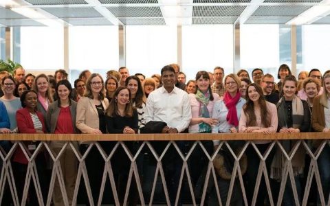 热烈祝贺诺华新任CEO Vas Narasimhan医学博士履新！