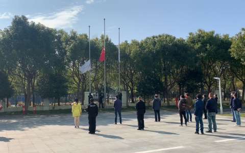 为一线医疗工作者升旗致敬!
