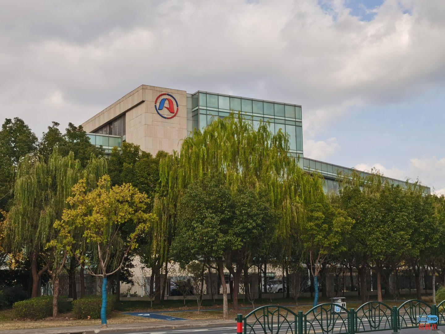 为一线医疗工作者升旗致敬!