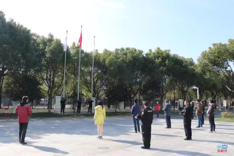 为一线医疗工作者升旗致敬!