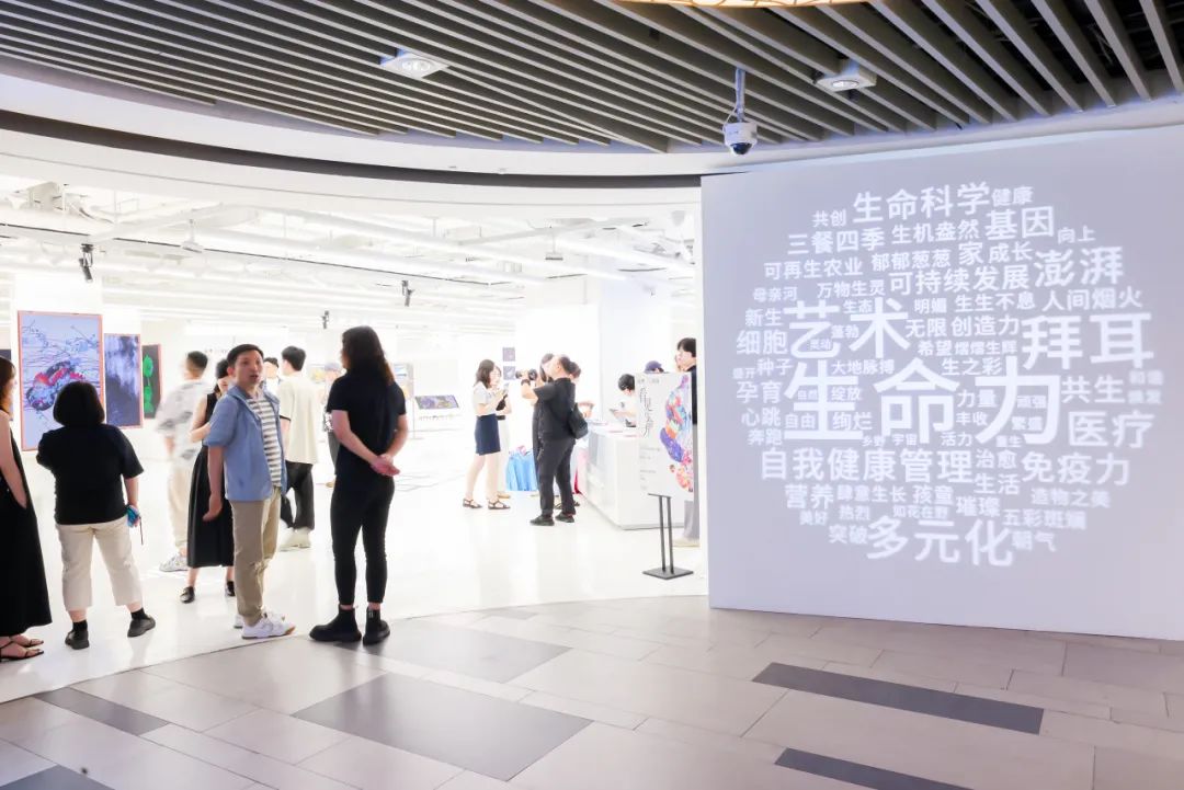 澎湃新闻与拜耳中国举办的“看见生命力”多元共创艺术展在沪揭幕