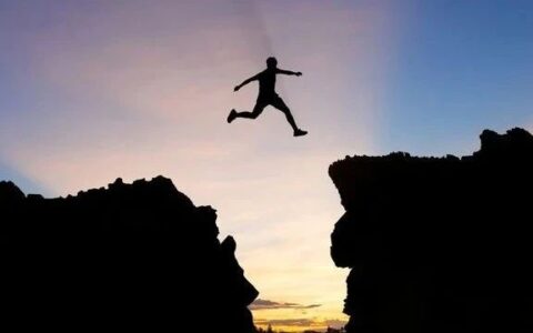 专利悬崖边跳舞的跨国药企——从百时美施贵宝的“断臂求生”看全球药企的生存逻辑