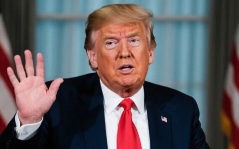 100%！特朗普再挥“关税大棒”，奉行“产业请进来，人才挡出去”