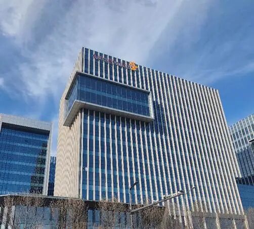 建筑上挂着蓝色的高楼 AI 生成的内容可能不正确。